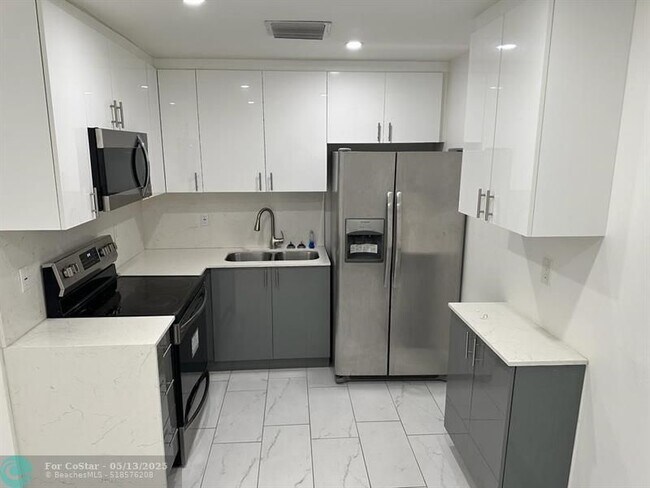 Primary Photo - 4655 SW 33rd Ave