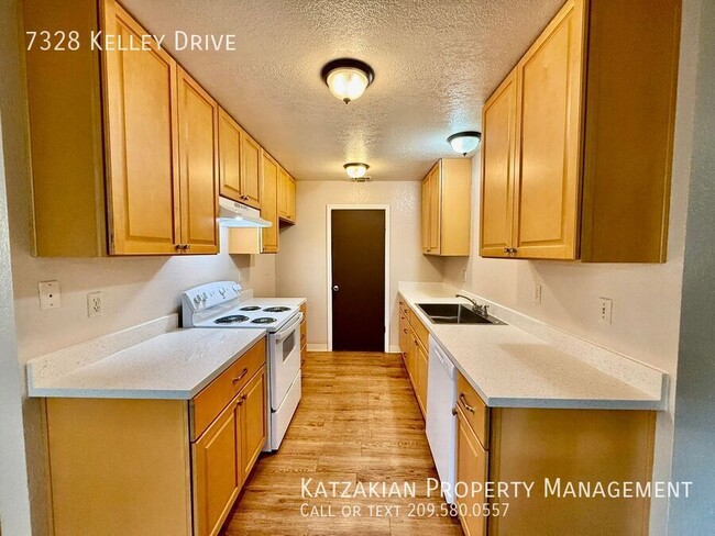 Building Photo - 2 bedroom unit with updated kitchen, insid...