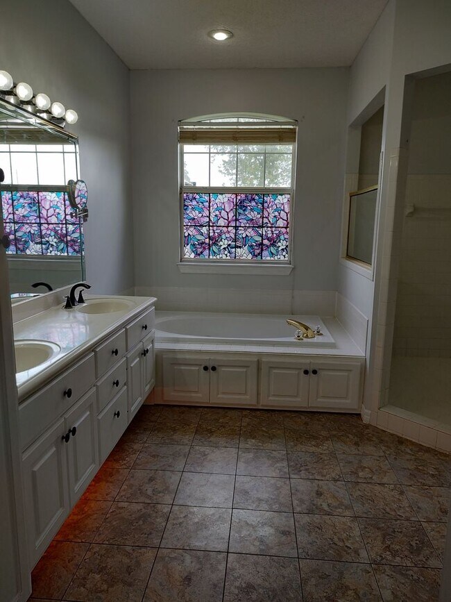 Building Photo - Beautiful Home w/Inground Pool in Peaceful Lynn Haven! *Pool Service Included!* *1/2 OFF 1st Mont...