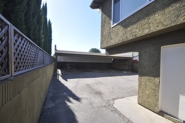 Building Photo - 951 W Summerland Ave