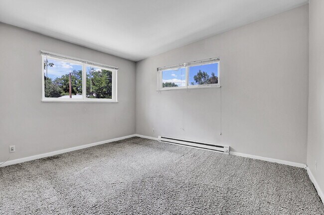 Building Photo - $1,995 - 3 Bed, 1 Bath Duplex Unit in Litt...