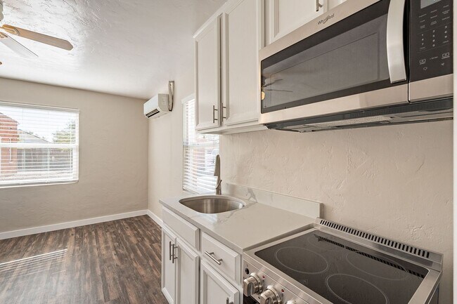 Building Photo - 305-315 N Highland Ave