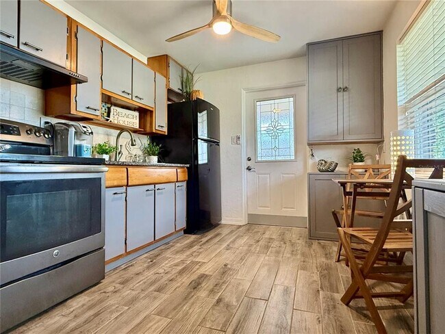 Building Photo - 2440 Anastasia Dr
