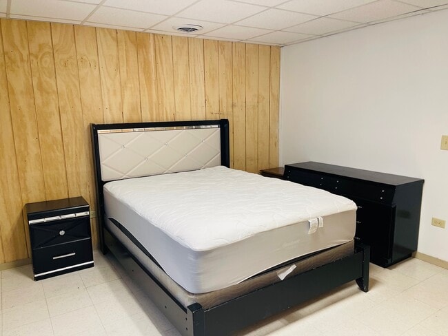 Building Photo - 14890 W Russell Rd