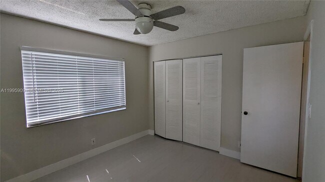 Building Photo - 460 Lakeview Dr