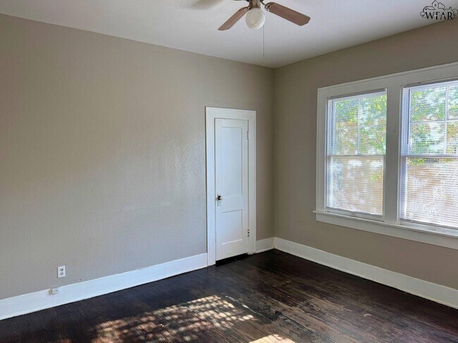 Building Photo - 1916 7th St