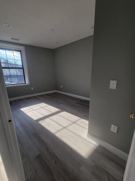 Building Photo - 46 Putnam St