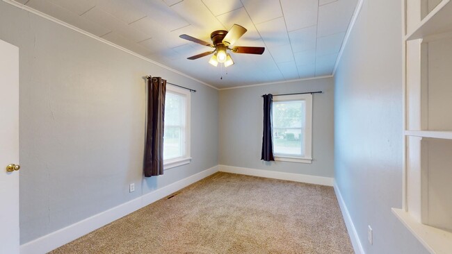 Building Photo - AVAILABLE NOW! 2 Bedroom House w/2 Car Gar...