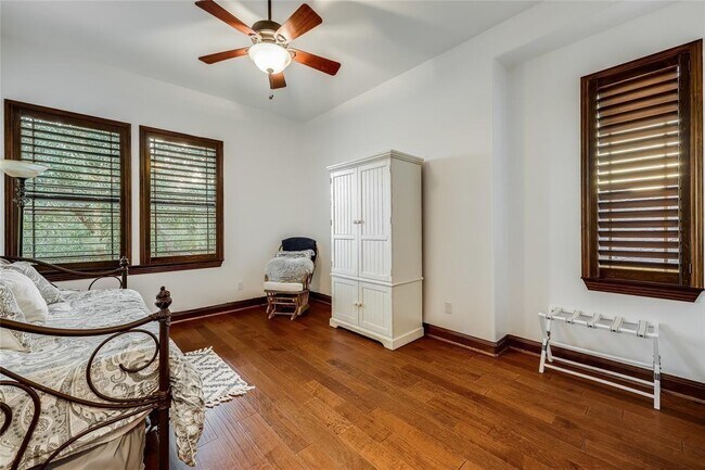 Building Photo - 17005 Northlake Hills Dr