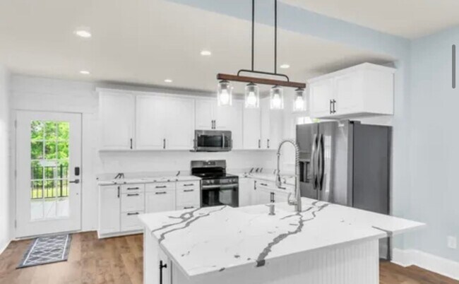 Building Photo - Gorgeous 3/2 Located 1 Block From Downtown Greenville!