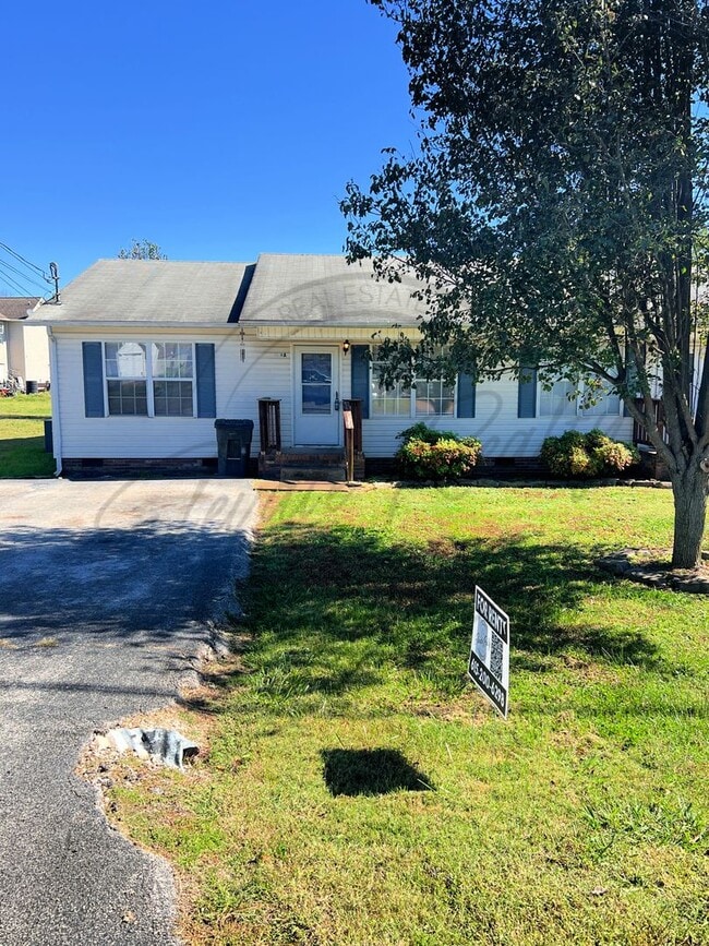 Building Photo - ON SPECIAL: Three Bedroom Ranch with Appli...