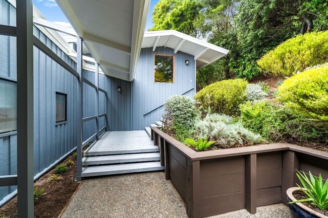 Building Photo - 30 Eucalyptus Rd