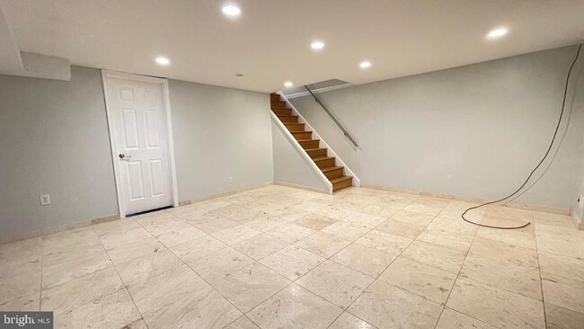 Building Photo - 324 Avon St