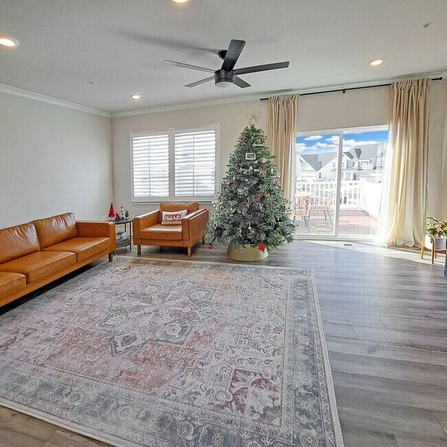 Building Photo - Gorgeous 4-Level Townhome with Rooftop Ter...