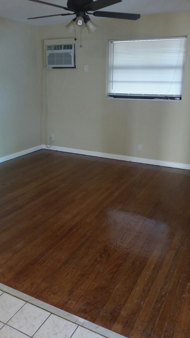 Building Photo - 498 W Drew St