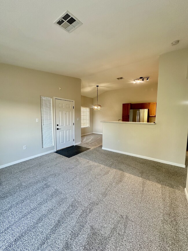 Building Photo - DON'T MISS OUT ON THIS!! 1 bed/ 1 bath Con...