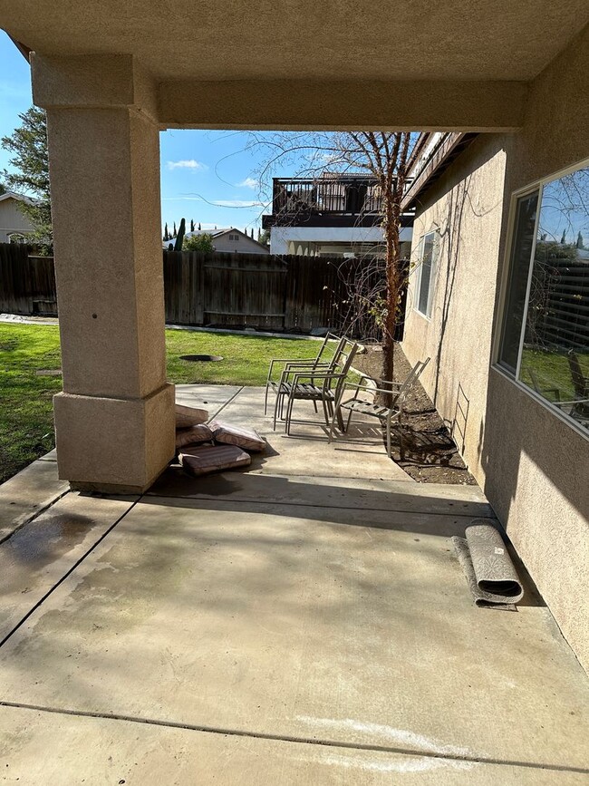 Building Photo - Spacious and inviting 4-bedroom, 2-bathroom home in a desirable Bakersfield neighborhood!