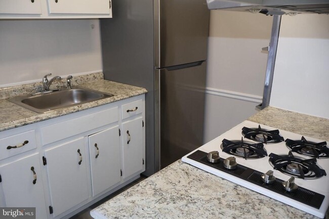 Building Photo - 4951 Americana Dr