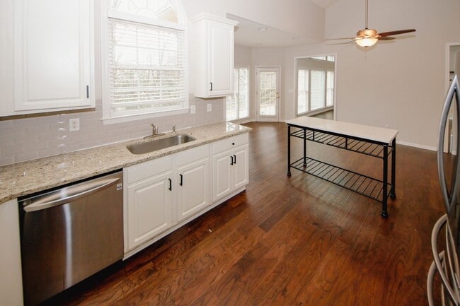 Building Photo - 1424 Shadowbrook Dr