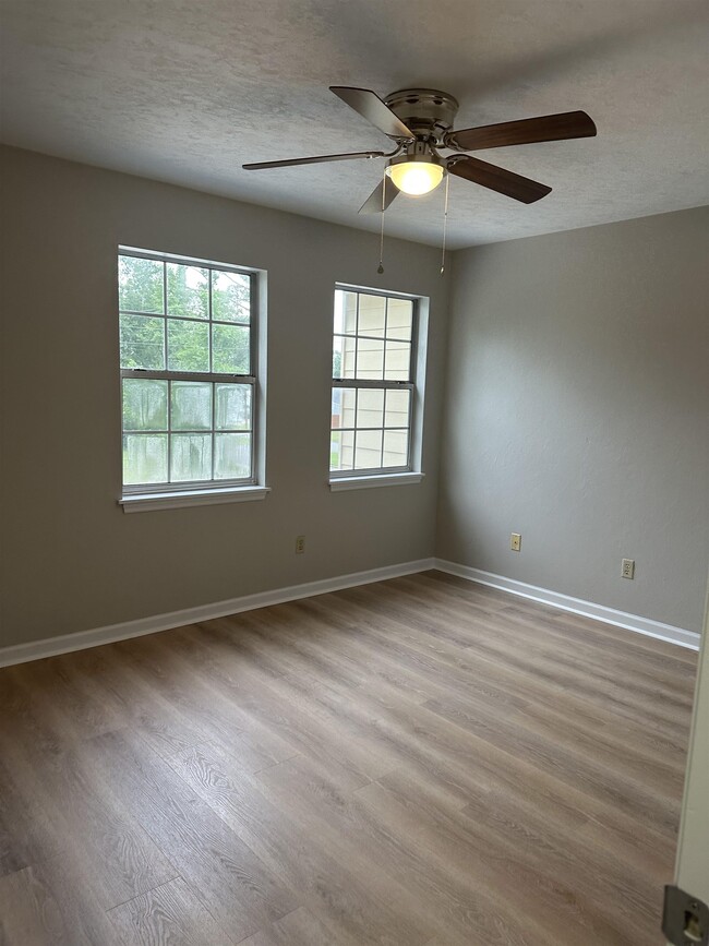 Building Photo - 2395 Claremont Ln