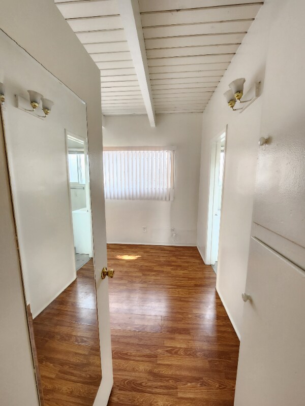 Building Photo - 1909 Beachwood Dr