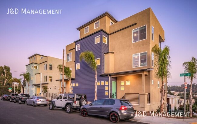 Building Photo - Gorgeous Townhome w/ Rooftop Decks and Oce...