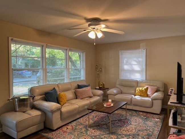 Building Photo - Charming Chapel Hill Cottage Near UNC with Spacious Backyard