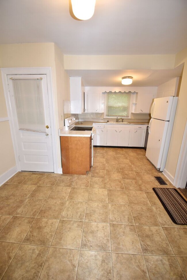 Building Photo - Large 2 Bedroom Home For Rent Near Madison Street!