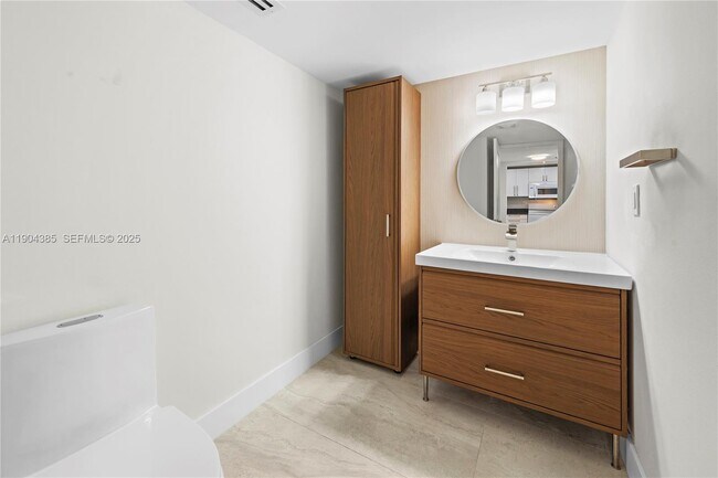 Building Photo - 2555 Collins Ave