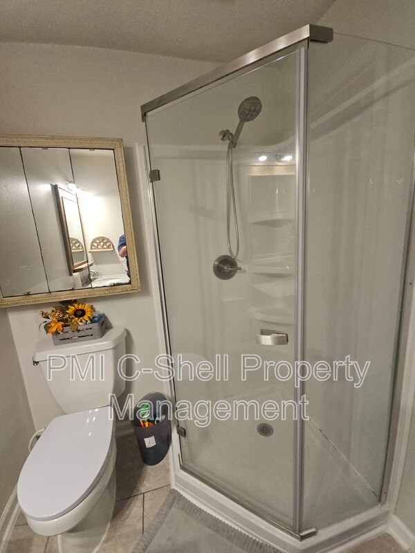 Building Photo - 4625 Tree Line Dr