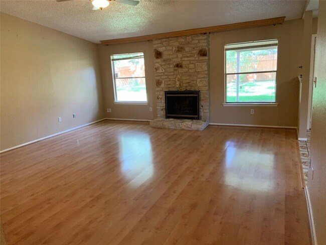 Building Photo - 4610 White Elm Dr