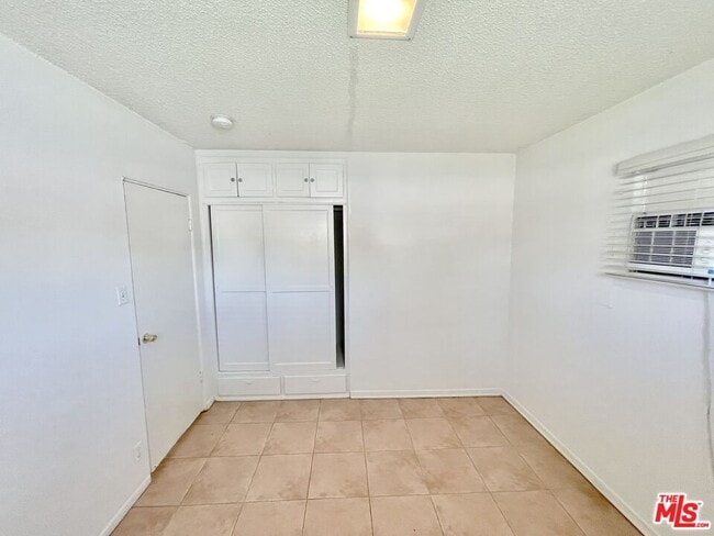 Building Photo - 11238 Oxnard St