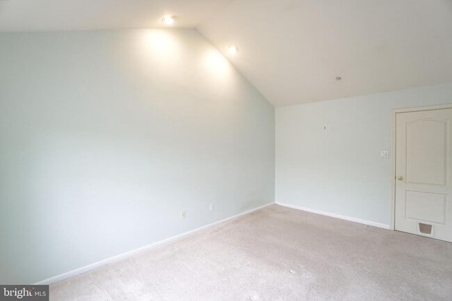 Building Photo - 250 Lookout Pl