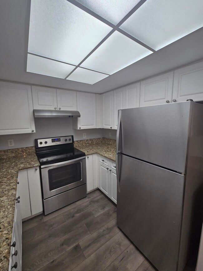 Building Photo - 1400 Crestwood Ct S