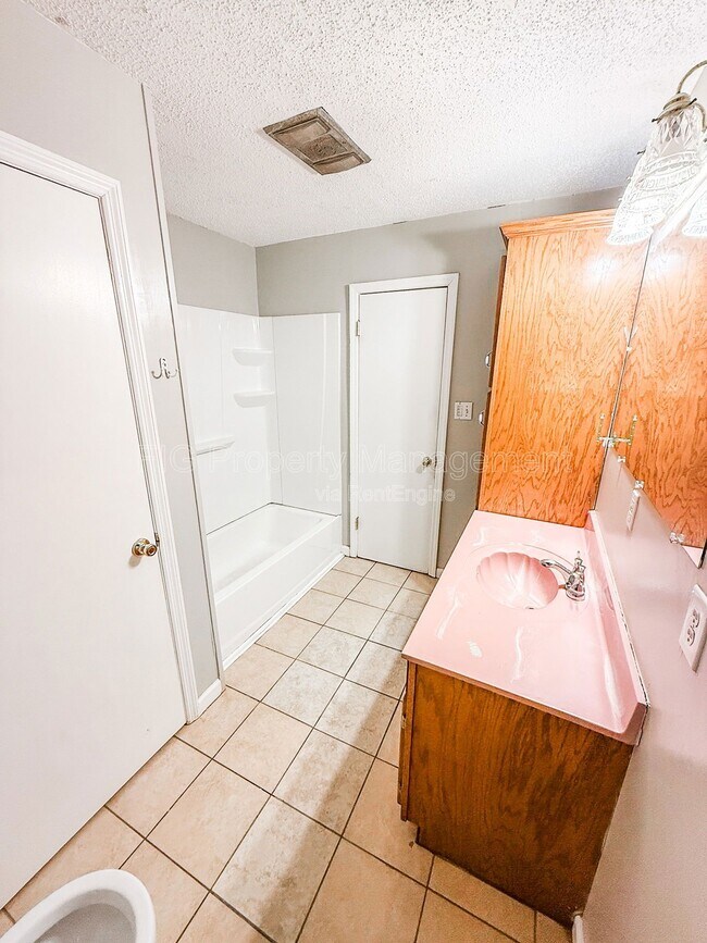 Building Photo - 811 Castleview Cir