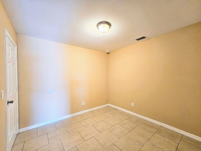 Building Photo - Move-in Ready 3 BR & 2 BA