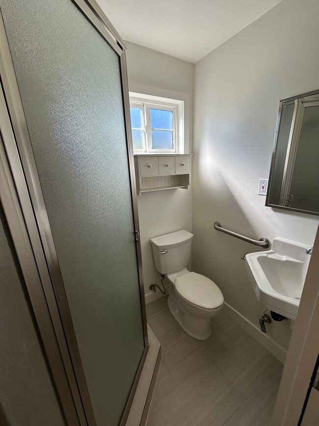 Building Photo - Lovely house for rent: 4 bed 1.75 bath in ...