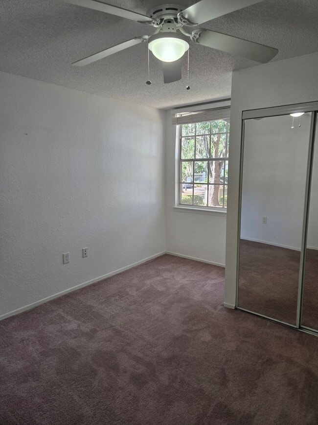 Building Photo - Updated 3BR/3BA condo in Windsor Condomini...