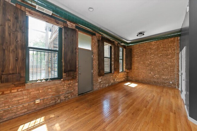 Building Photo - 1470 N Milwaukee Ave
