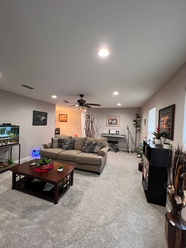 Building Photo - Spacious 3 bedroom home !