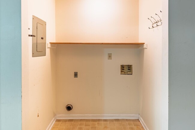 Building Photo - Updated 2BR Townhome Near Clayton State with Fenced Yard