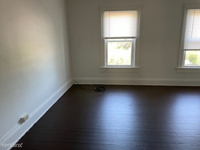 Building Photo - 2 br, 1 bath Townhome - 5 Circle St