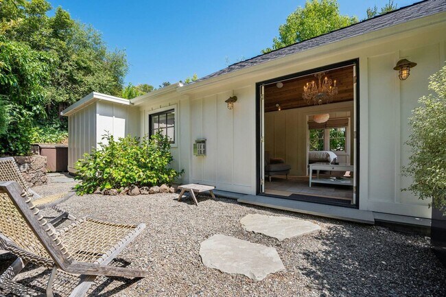 Building Photo - High end, fully furnished (or unfurnished) pair of cottages in Downtown Mill Valley! PROGRESSIVE