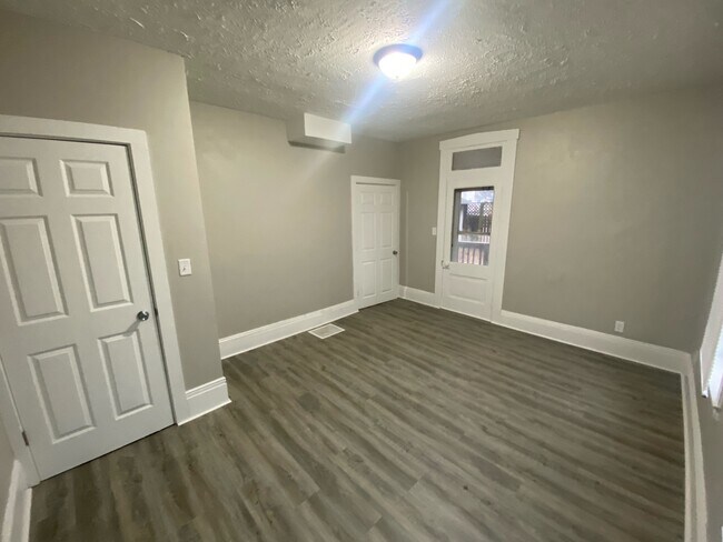 Building Photo - 108 N 6th St