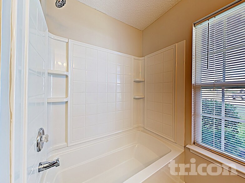 Building Photo - 218 Glencroft Dr