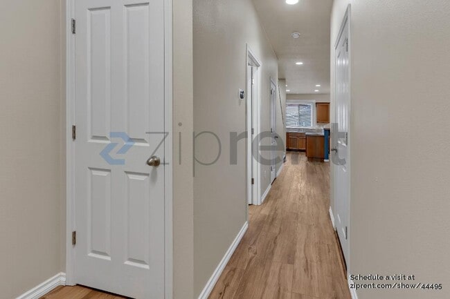 Building Photo - 4549 SE Satinwood St