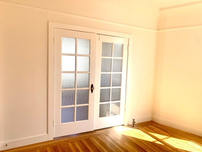 Building Photo - Richmond Dist. Bright 1 Bed/! Bath Flat w/ Hardwood Floors and Walk In Closets