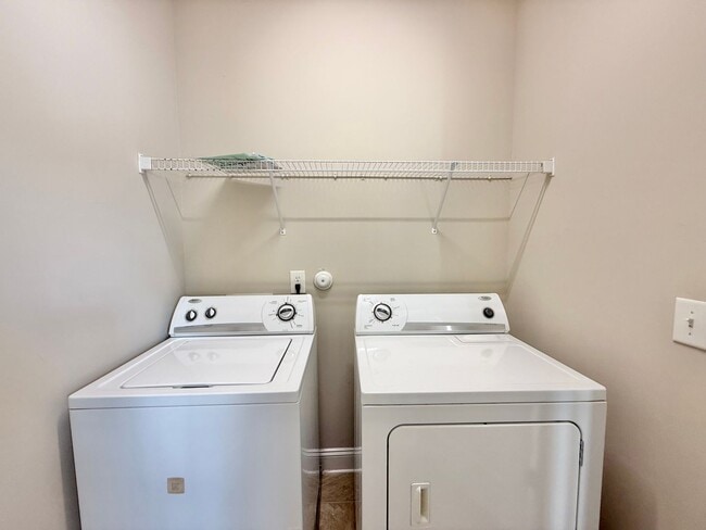 Building Photo - **OFFERING REFUNDABLE APPLICATION FEES & $150 MOVE IN PROMOTION** Modern 2BD, 2.5BA Raleigh Home ...