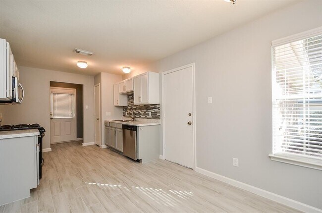 Building Photo - 14923 Sunset Bay Ct