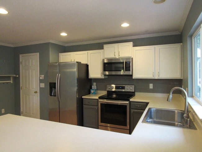 Building Photo - Bright and well maintained 4 bed, 3 bath h...